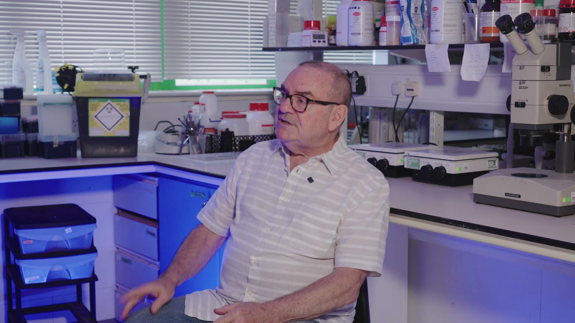 Professor Glen Jeffery discussing his research in the laboratory