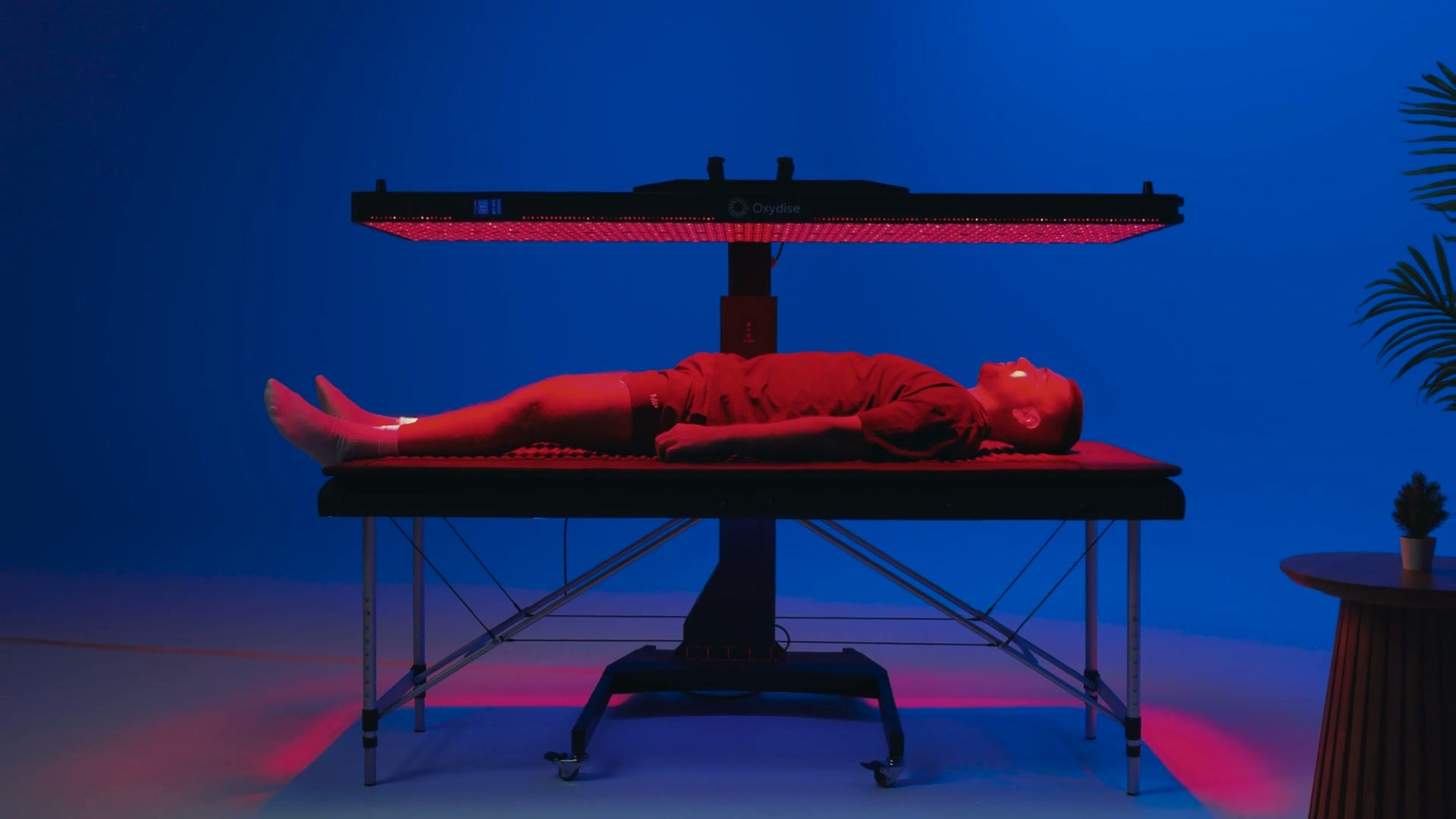 A Red Light Therapy session with an Oxydise panel