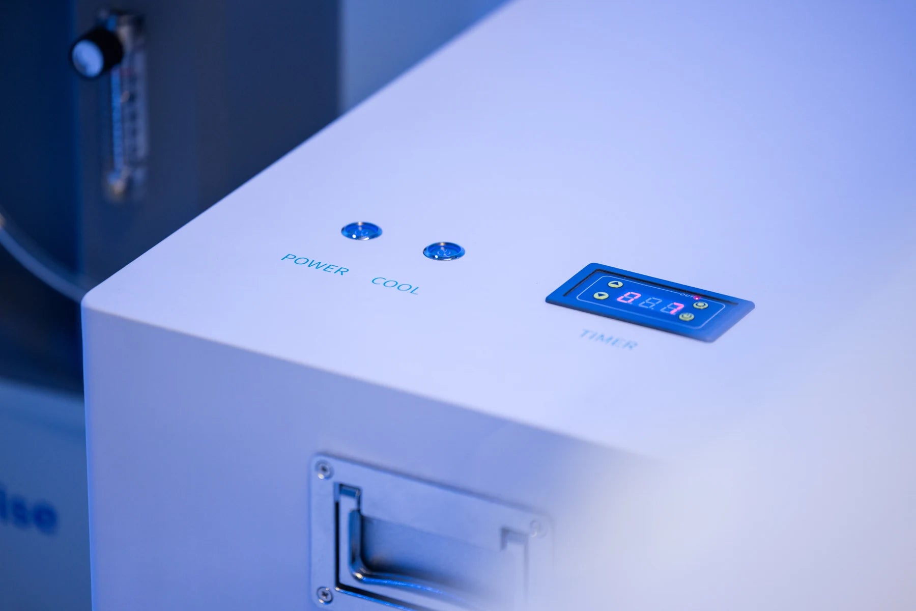 Oxydise cooler power and temperature controls with an oxygen flowmeter behind