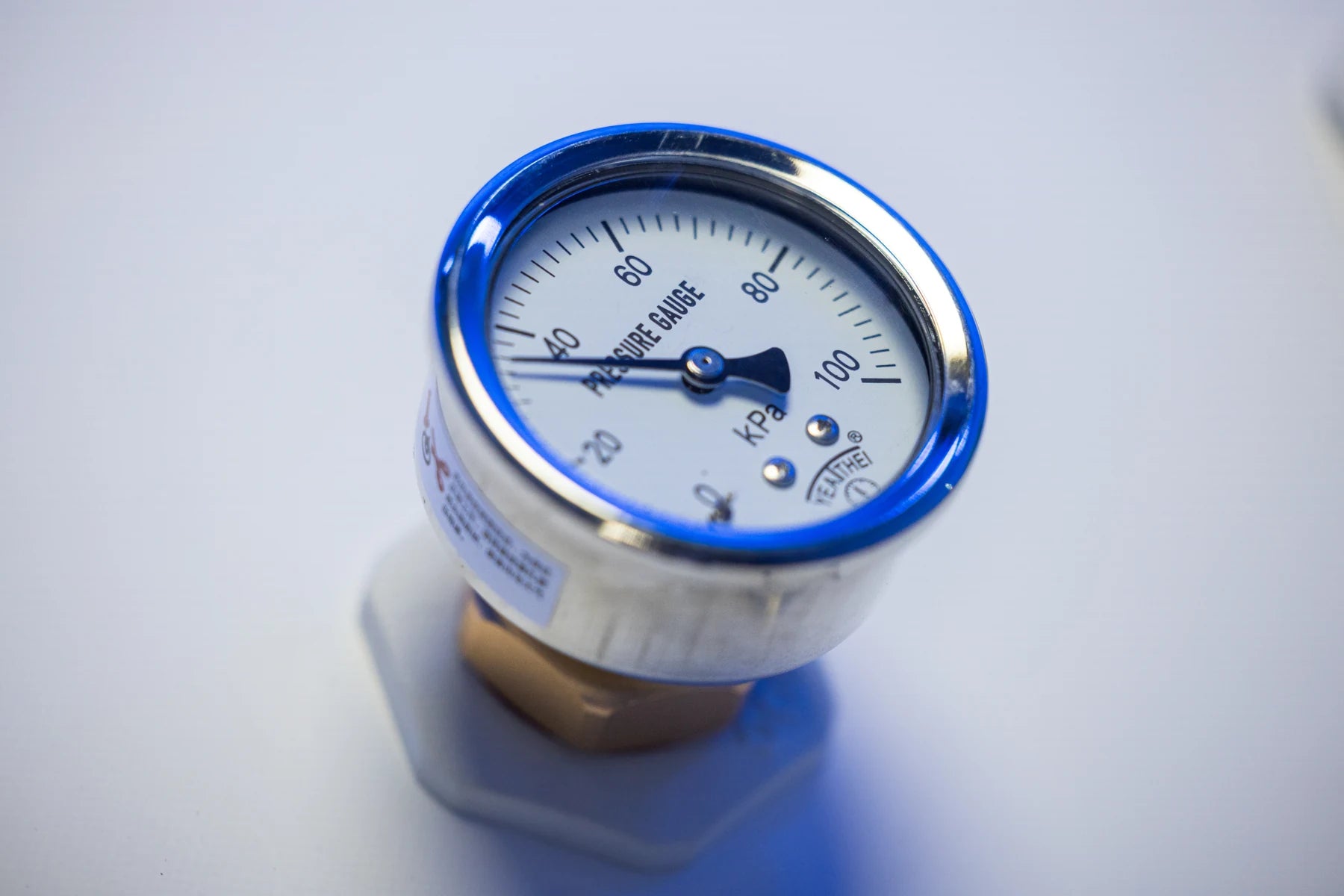 Close-up of the pressure gauge on an Oxydise chamber